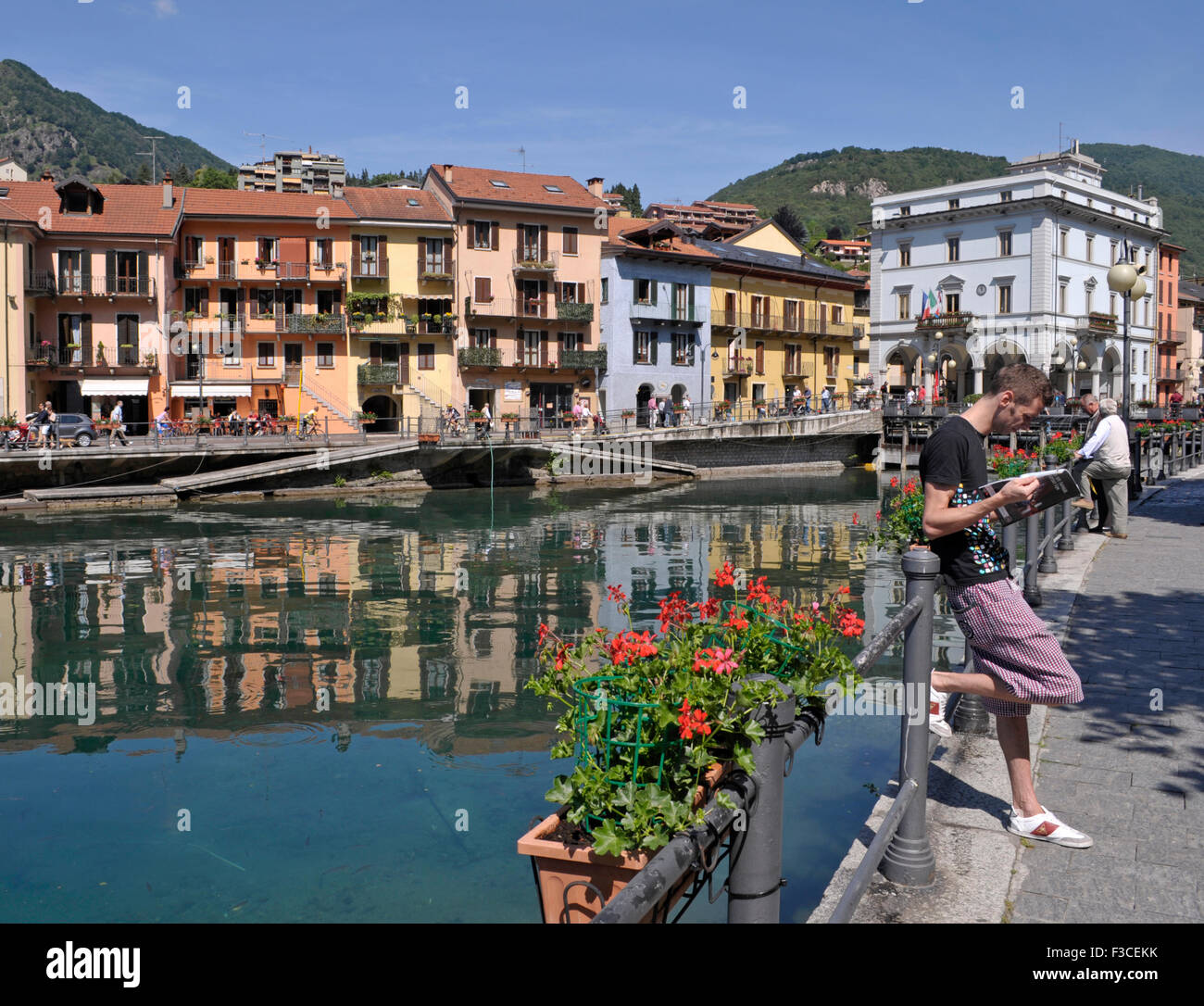 Promenade entlang dem Fluss Nigoglia in Omegna, Lago d ' Orta, Piemont, Italien Stockfoto