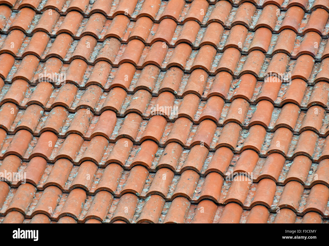 Nahaufnahme von schmutzigen keramische Dach eines Hauses im Dorf Stockfoto