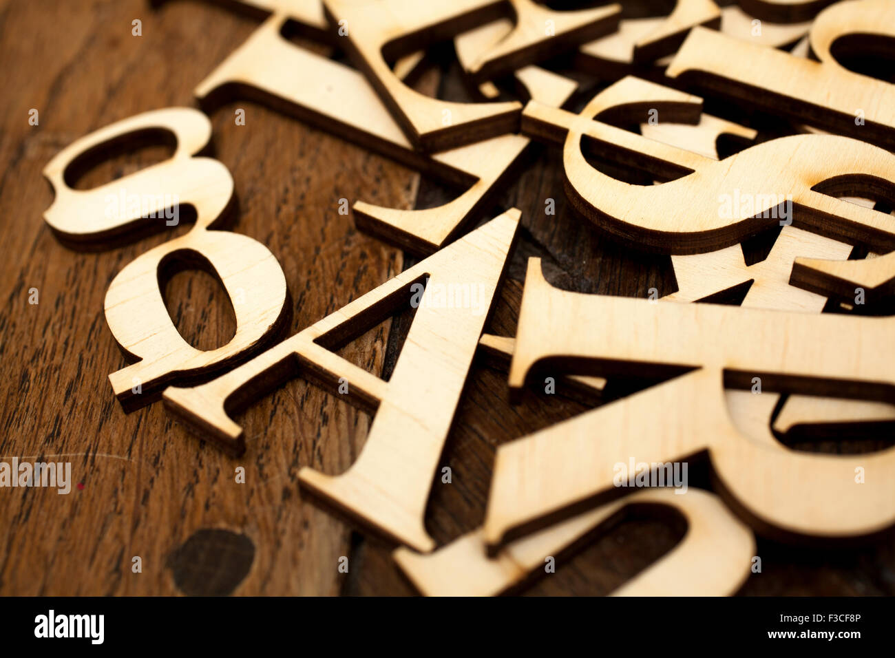 Hölzerne Alphabet Buchstaben auf alten Holzoberfläche mit Platz für Ihren eigenen Text. Stockfoto