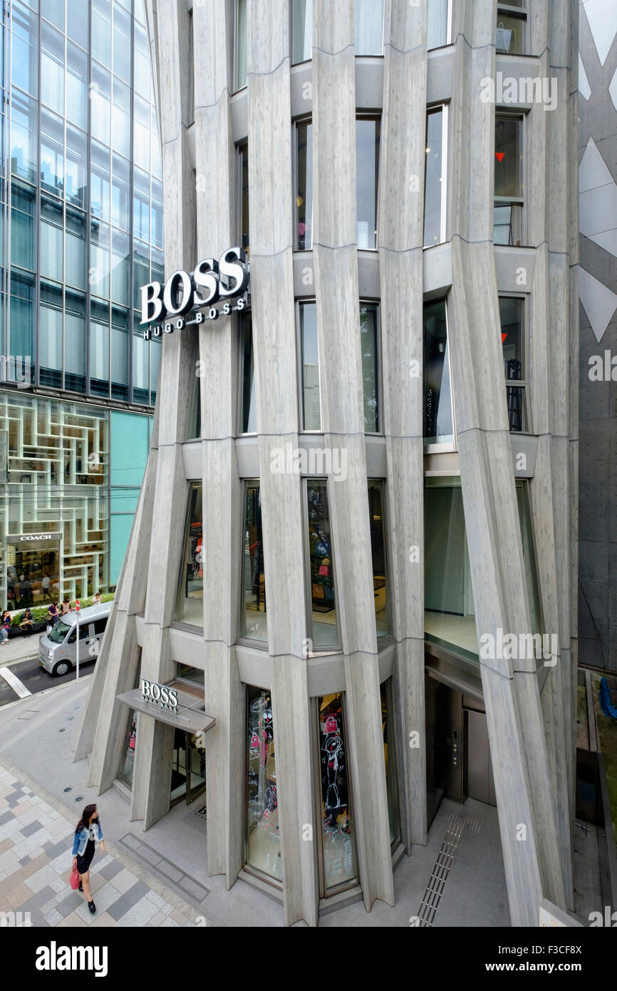 Fassade der modernen Architektur des Boss Stores in Omotesando Einkaufsviertel in Tokio Japan Stockfoto