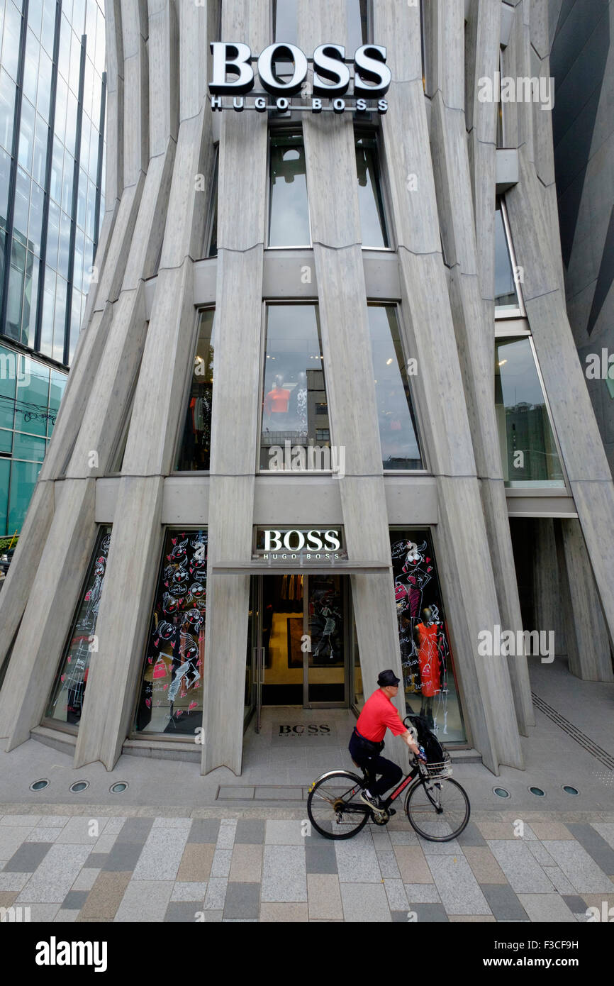 Fassade der modernen Architektur des Boss Stores in Omotesando Einkaufsviertel in Tokio Japan Stockfoto