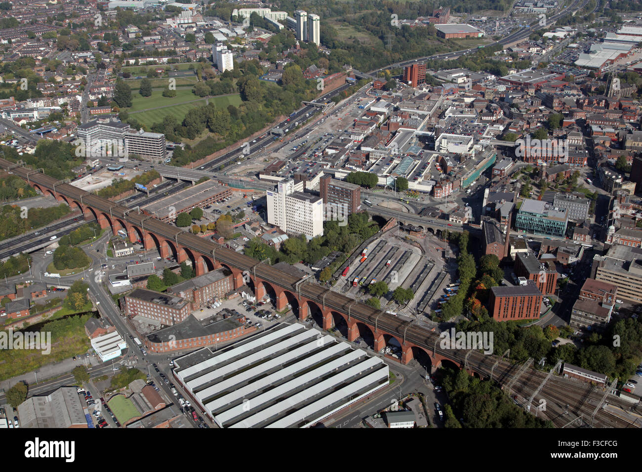 Luftbild von Stockport Stadtzentrum und berühmten Eisenbahn-Viadukt, UK Stockfoto