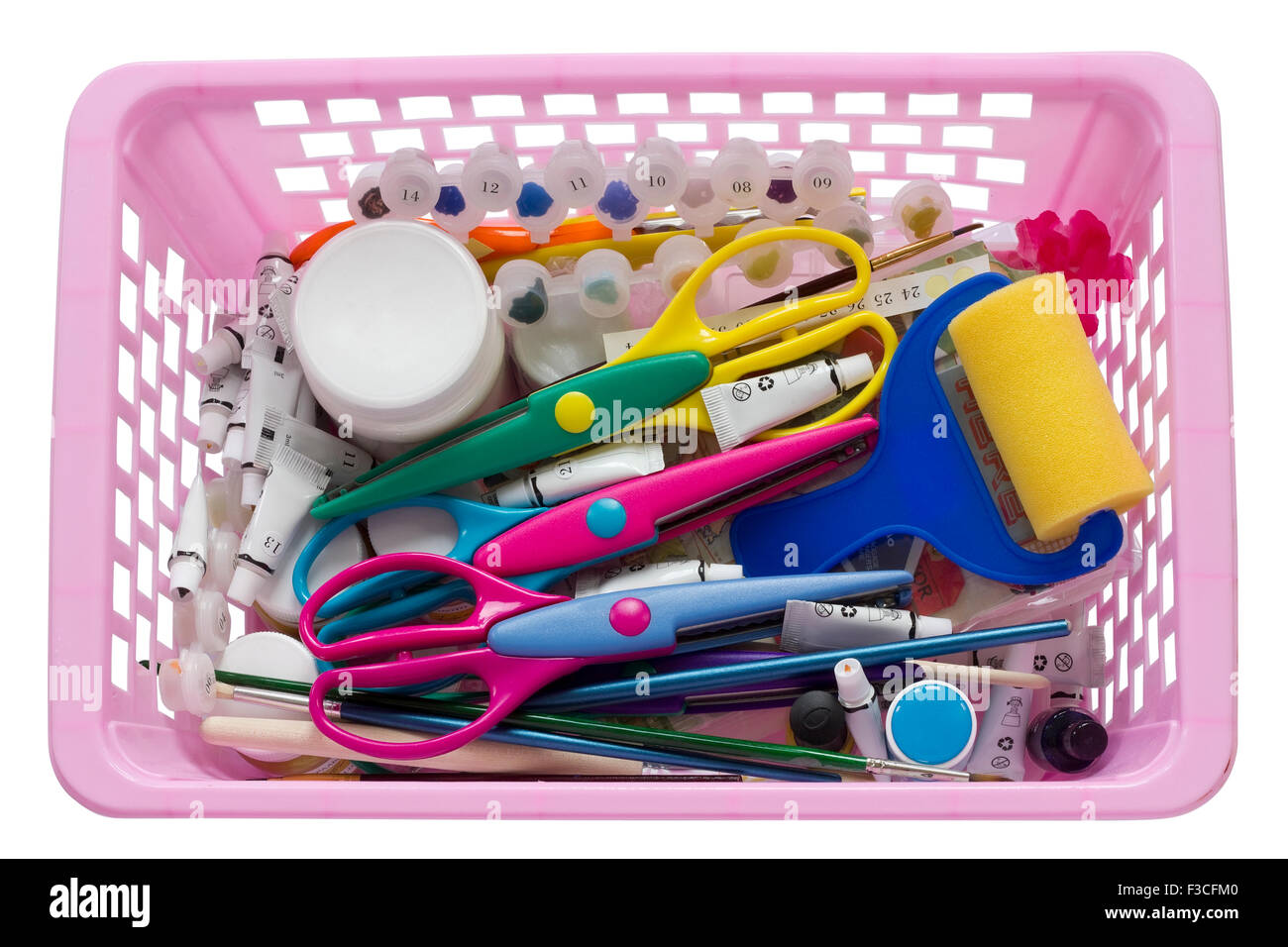 Scrapbooking Werkzeuge in rosa Kunststoffkorb - Schere, Papier, Pinsel, Rohre mit Farben und so weiter. Isoliert Stockfoto