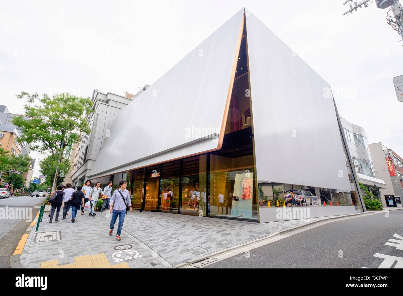 Moderne Architektur von Mode-Boutiquen Miu Miu in gehobenen Aoyama Bezirk von Tokio Japan Stockfoto Moderne Architektur von Mode-Boutiquen Miu Miu in gehobenen Aoyama Bezirk von Tokio Japan Stockfoto