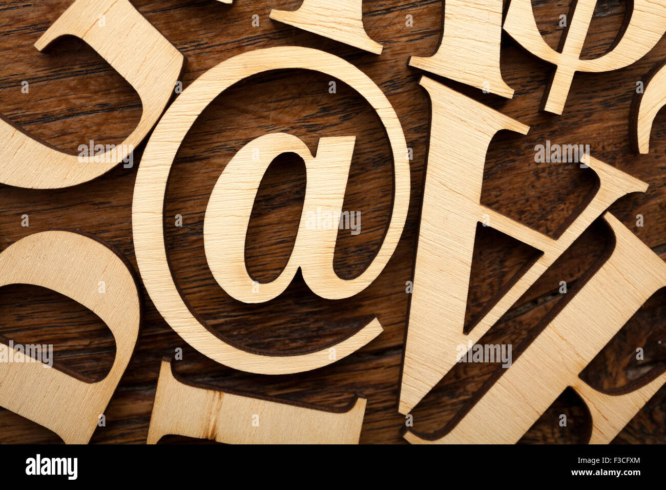 Hölzerne Alphabet Buchstaben auf alten Holzoberfläche mit Platz für Ihren eigenen Text. Stockfoto