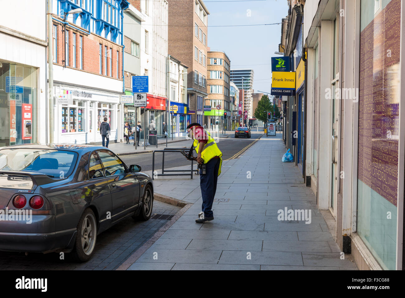 Ein Traffic Warden, die Ausstellung eines Tickets in Leicester City, Leicestershire UK Stockfoto