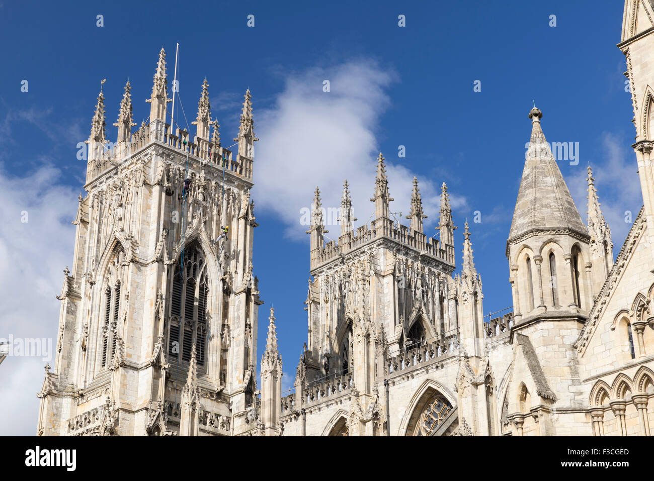 York Minster mit Erhaltung Arbeiter Abseilen West Glockentürme, September 2015. Stockfoto