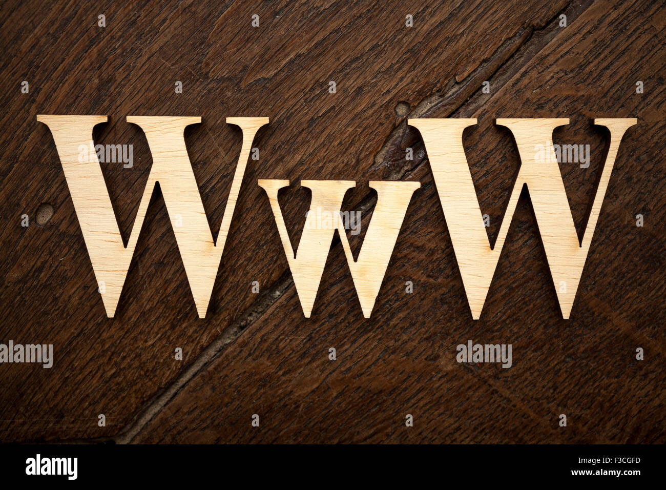 Hölzerne Alphabet Buchstaben auf alten Holzoberfläche Stockfoto