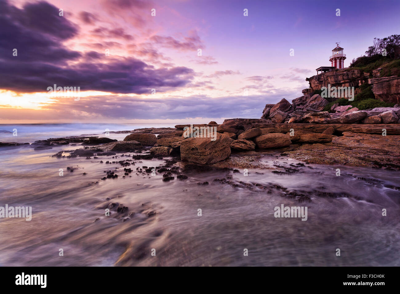 Australien Pazifik Küste in der Nähe von Sydney Hafeneinfahrt - Blick Süd Kopf Hornby Leuchtturm bei Sonnenaufgang vom Meeresboden Stockfoto