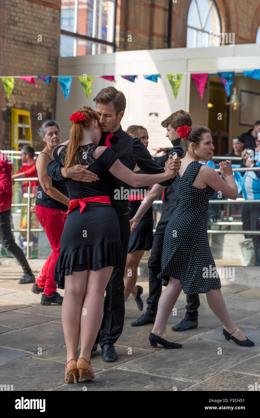Ein Tango-Tanz-Gruppe bei Leicester City, Leicestershire UK Stockfoto