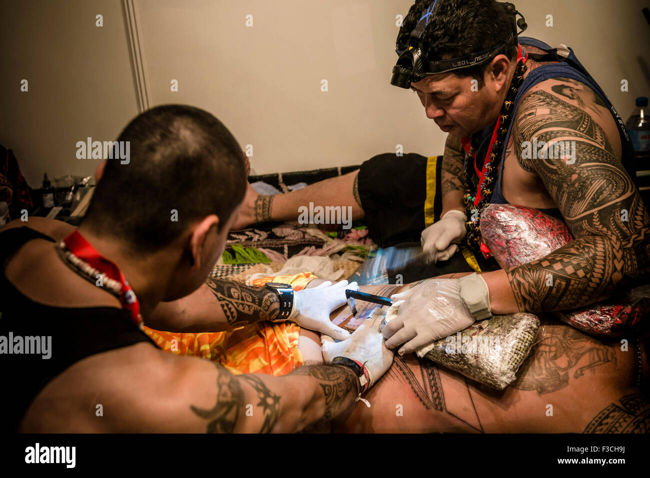 Barcelona, Spanien. 4. Oktober 2015. Ein Mann erhält eine traditionelle Samoan Tattoo von "Le Segaula Tatau" auf der 18. Barcelona Tattoo Expo. Bildnachweis: Matthi/Alamy Live-Nachrichten Stockfoto