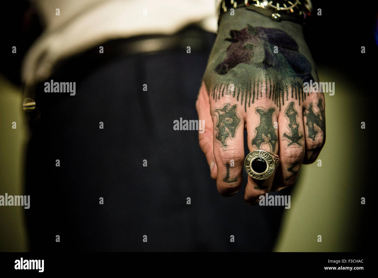 Barcelona, Spanien. 4. Oktober 2015. Der Gewinner des Wettbewerbs 'Beste Arbeit der Show', 'THE BLACK MARK"aus Australien, präsentiert seine Trophäe auf der 18. Barcelona Tattoo Expo. Bildnachweis: Matthi/Alamy Live-Nachrichten Stockfoto