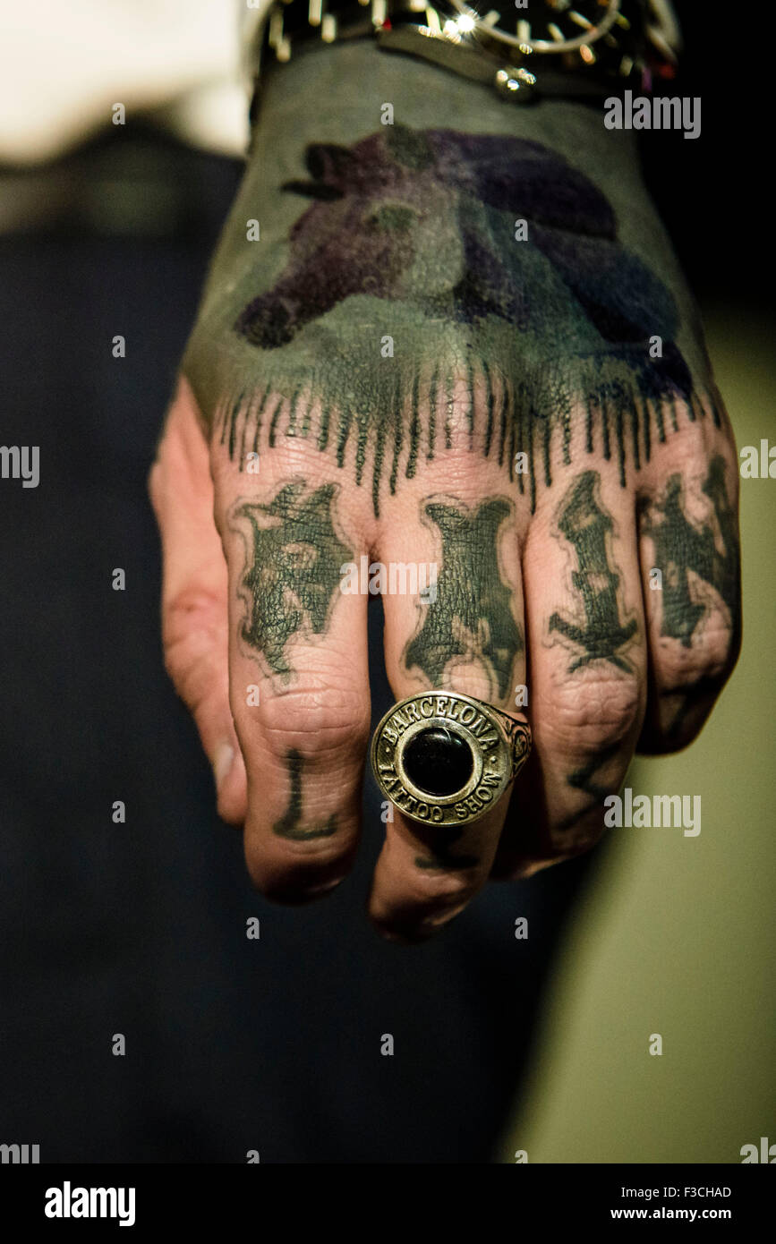 Barcelona, Spanien. 4. Oktober 2015. Der Gewinner des Wettbewerbs 'Beste Arbeit der Show', 'THE BLACK MARK"aus Australien, präsentiert seine Trophäe auf der 18. Barcelona Tattoo Expo. Bildnachweis: Matthi/Alamy Live-Nachrichten Stockfoto