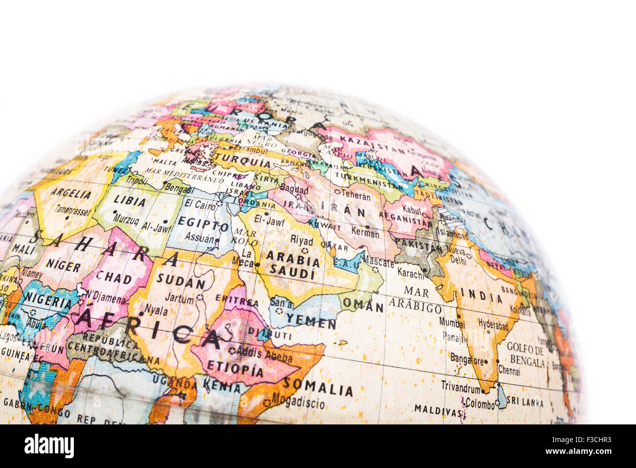 Teil eines Globus mit Karte von Afrika und Saudi-Arabien isoliert auf weißem Hintergrund Stockfoto
