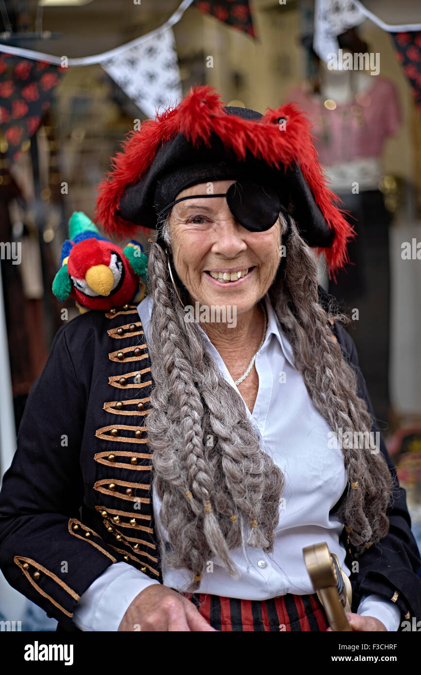 Piratenkostüm Frau. Ältere Frau, die als Pirat bei einer Wohltätigkeitsveranstaltung zur Förderung der Krebsforschung gekleidet war. England, Großbritannien Stockfoto