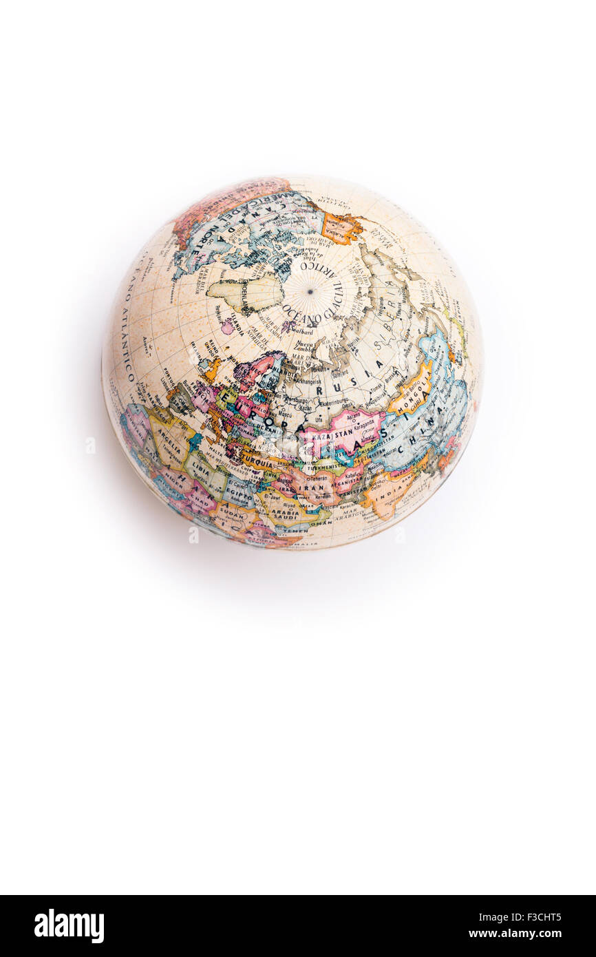 Teil eines Globus mit Karte von Europa, Russland und Nordpol isoliert auf weißem Hintergrund Stockfoto