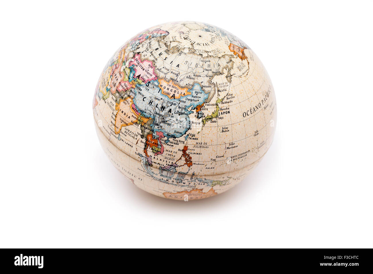 Teil eines Globus mit Karte von China und Russland isoliert auf weißem Hintergrund Stockfoto