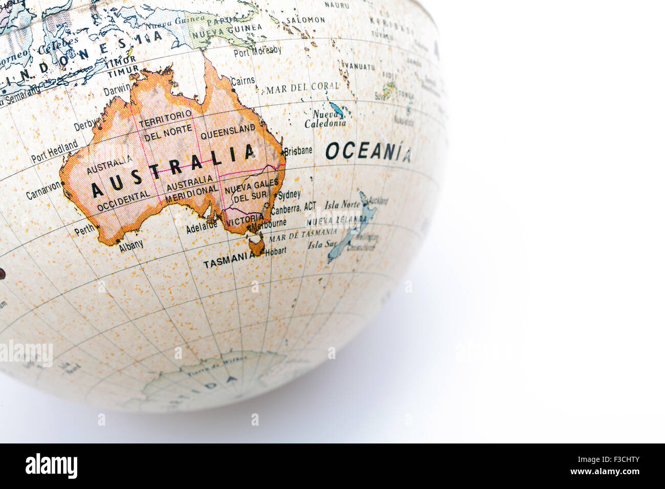 Teil eines Globus mit Karte von Australien isoliert auf weißem Hintergrund Stockfoto
