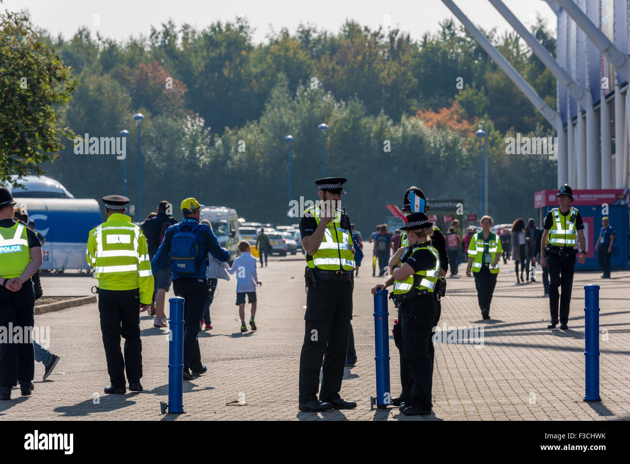 Polizisten außerhalb Leicester City Fußballplatz während der Rugby-WM Spiel Argentinien V Tonga, Leicestershire UK Stockfoto