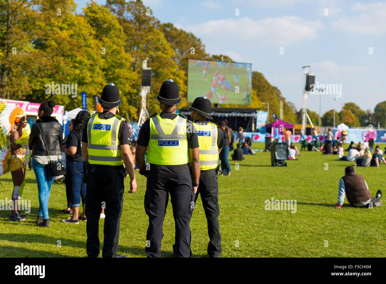 Drei Polizisten beobachten den Rugby World Cup 2015 entsprechen Argentinien V Tonga in der Fanzone in Leicester City, Leicestershire UK Stockfoto