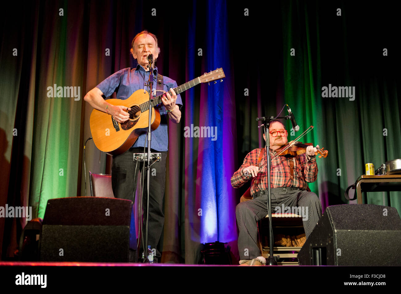Veteran folk-Musiker Martin Carthy und Dave Swarbrick im Konzert in der Victoria Hall, Settle, North Yorkshire, 4. Oktober 2015. Stockfoto