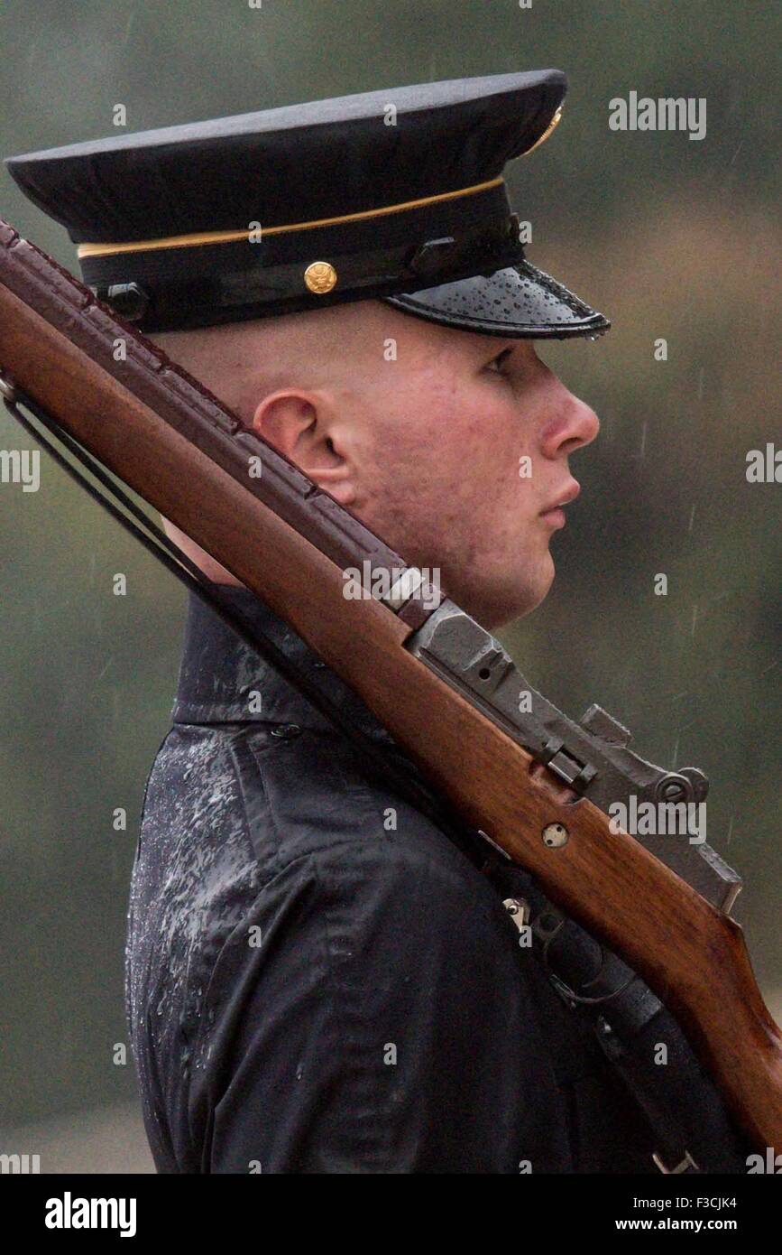 Ein US-Armee Grab Sentinel des 3. US Infanterie-Regiment steht Mahnwache in Regen am Grab des unbekannten in Arlington Staatsangehörig-Kirchhof 2. Oktober 2013 in Arlington, Virginia. Stockfoto