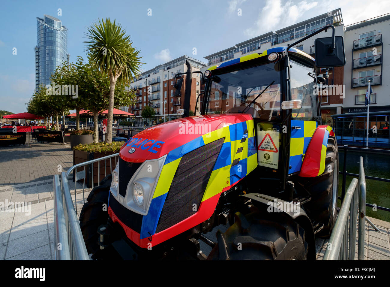 Hampshire Constabulary Kriminalität Prävention Traktor an Gunwharf Quays Shopping Centre, Portsmouth, Hampshire, Großbritannien. Stockfoto