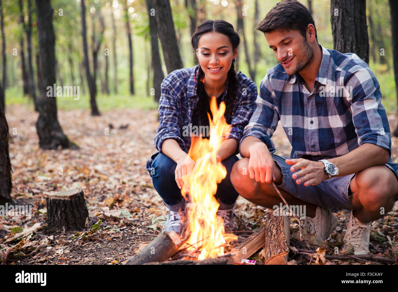 Wunderschöne Brautpaar und Lagerfeuer im Wald Stockfoto