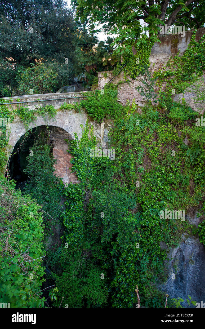 Blick auf das tiefe Tal der Mühlen in Sorrent, Italien Stockfoto