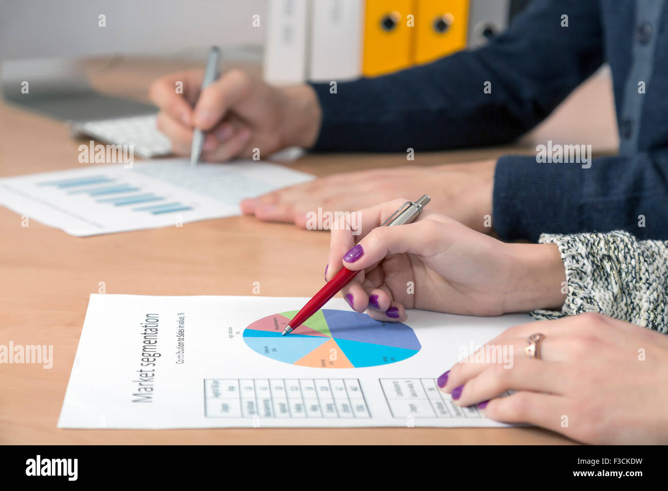 Hände von Unternehmen Menschen männlich und weiblich auf bedrucktem Papier Charts arbeiten Stockfoto