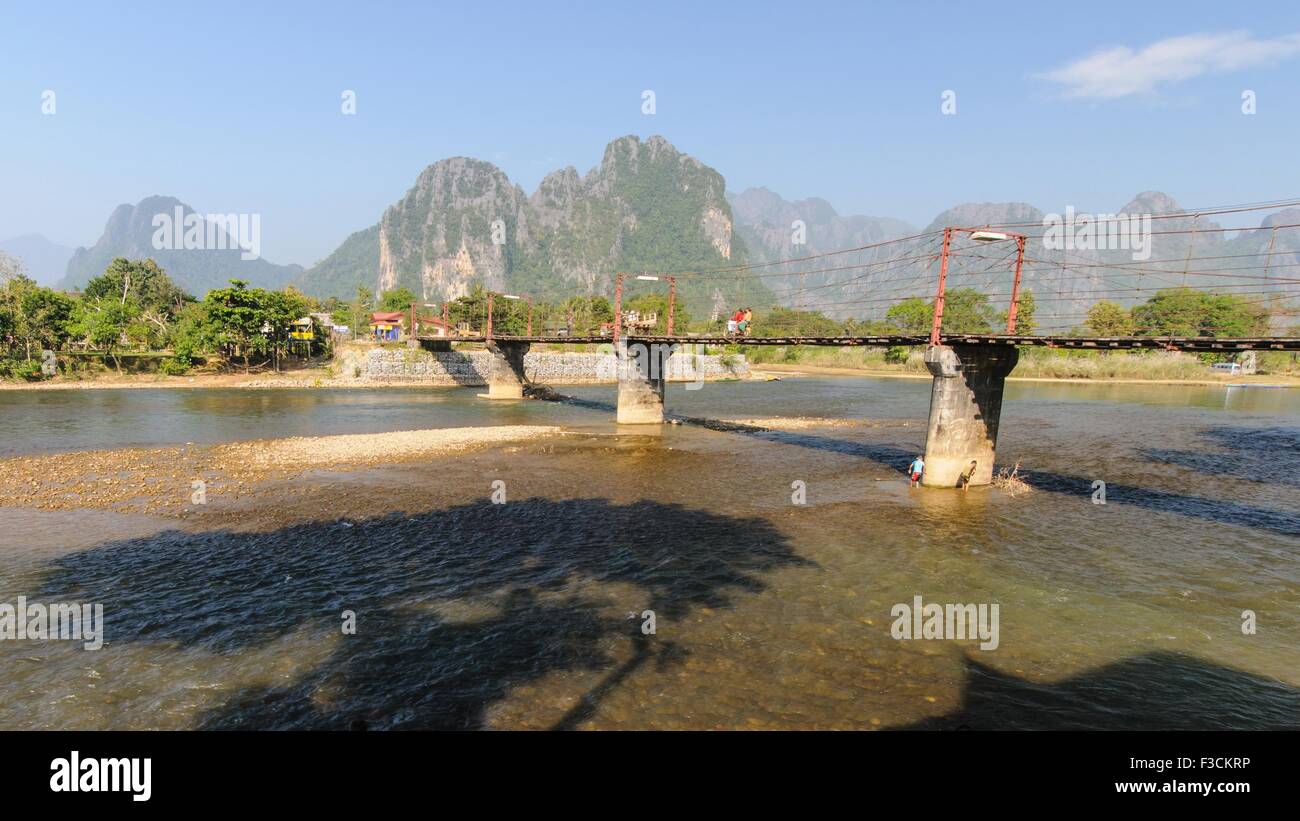 Seil, die hölzerne Brücke über Fluss Song in Vang Vieng, Laos. Stockfoto