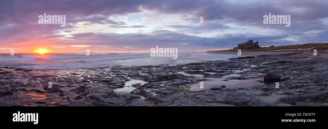 Bamburgh Castle Panorama Northumberland Küste im Morgengrauen Stockfoto