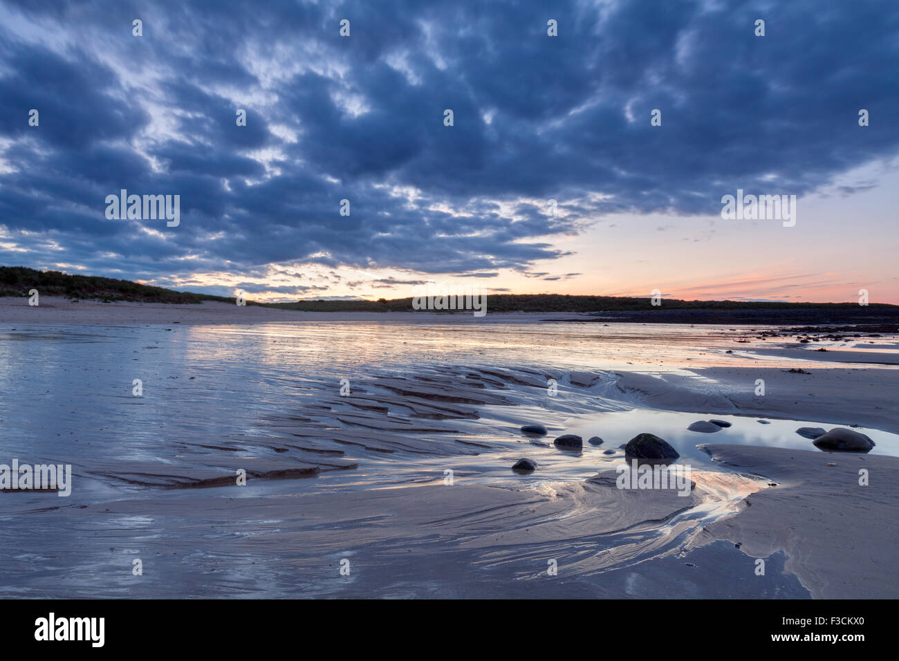 Sonnenuntergang am Strand Fußball Loch, niedrige Newton, Northumberland Stockfoto