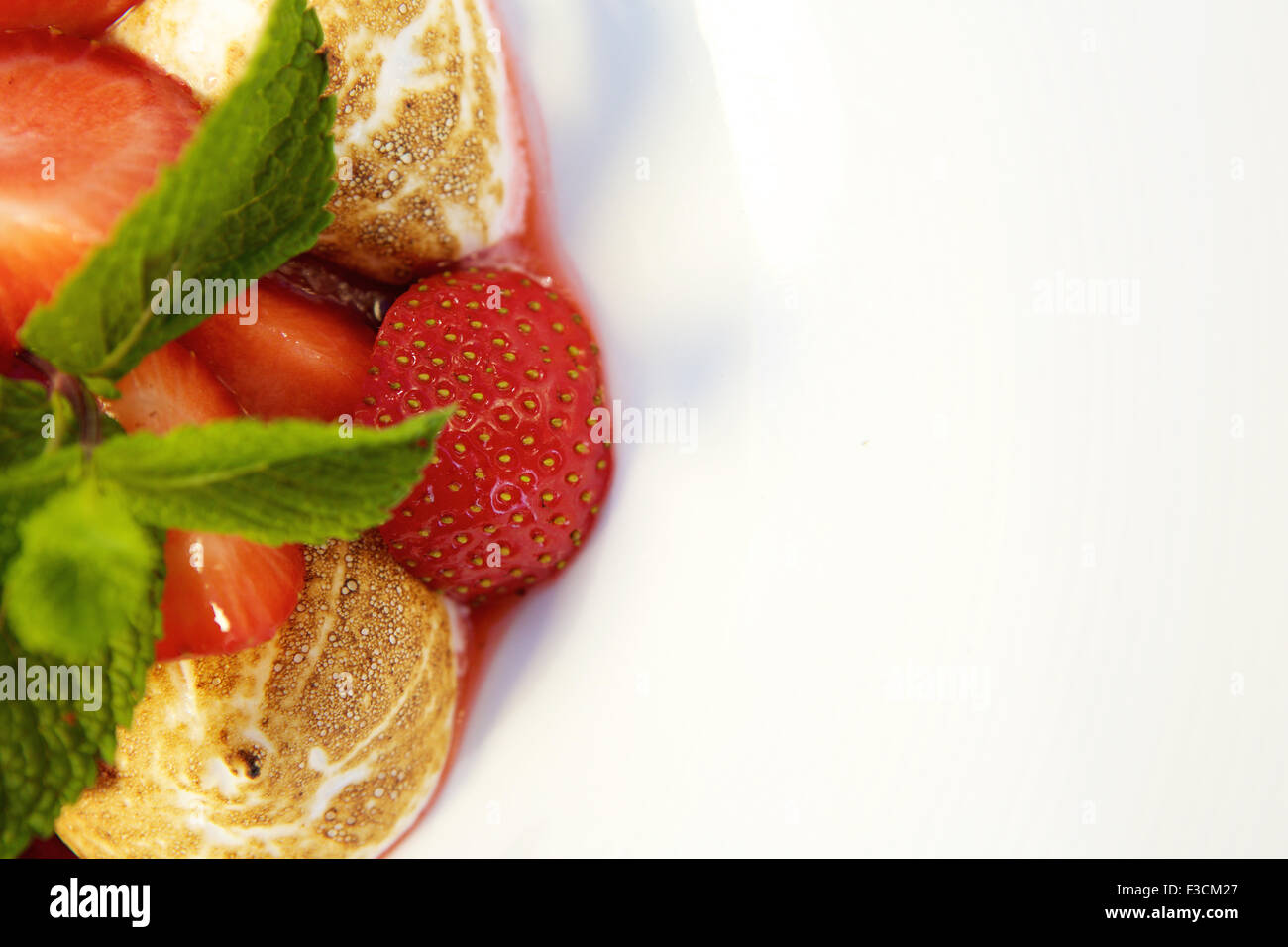 Nahaufnahme Dessert Baiser mit Erdbeeren in einem süßen Sirup Stockfoto