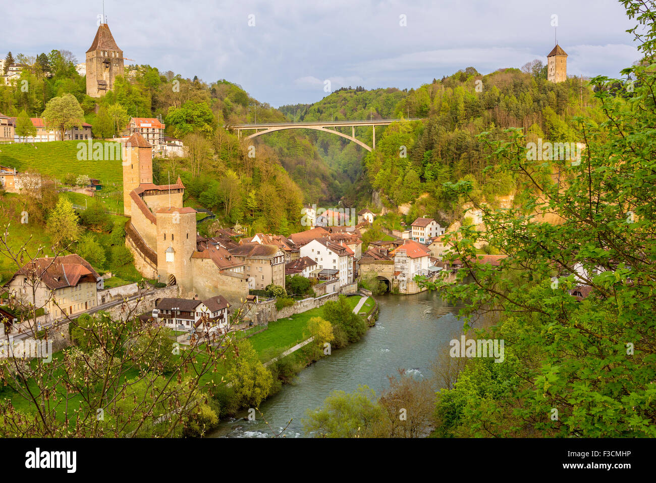 Saane-Fluss in Fribourg, Kanton Freiburg, Schweiz, Europa. Stockfoto
