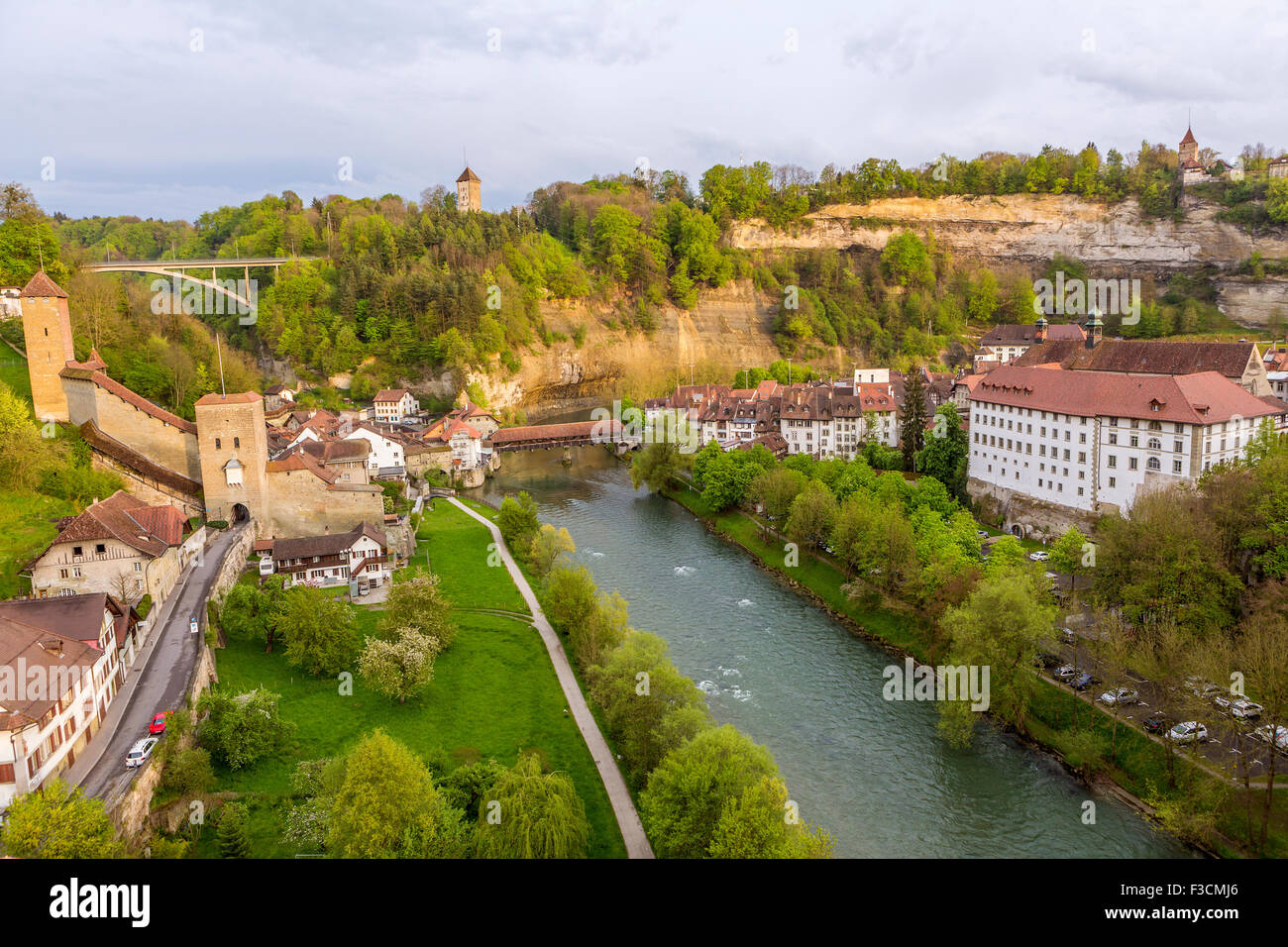 Saane-Fluss in Fribourg, Kanton Freiburg, Schweiz, Europa. Stockfoto