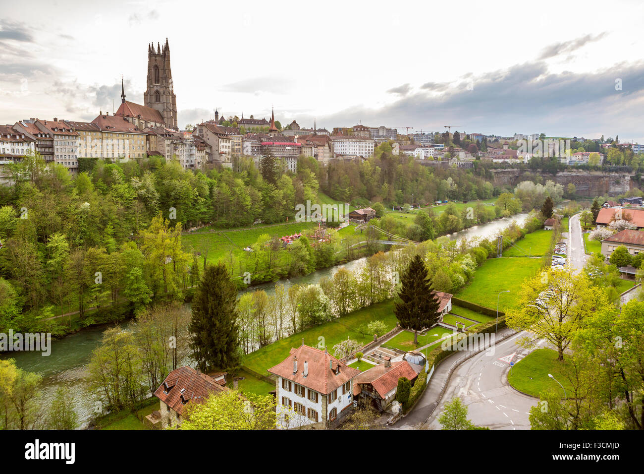 Freiburg und St.-Nikolaus-Kathedrale, Kanton Freiburg, Schweiz, Europa. Stockfoto