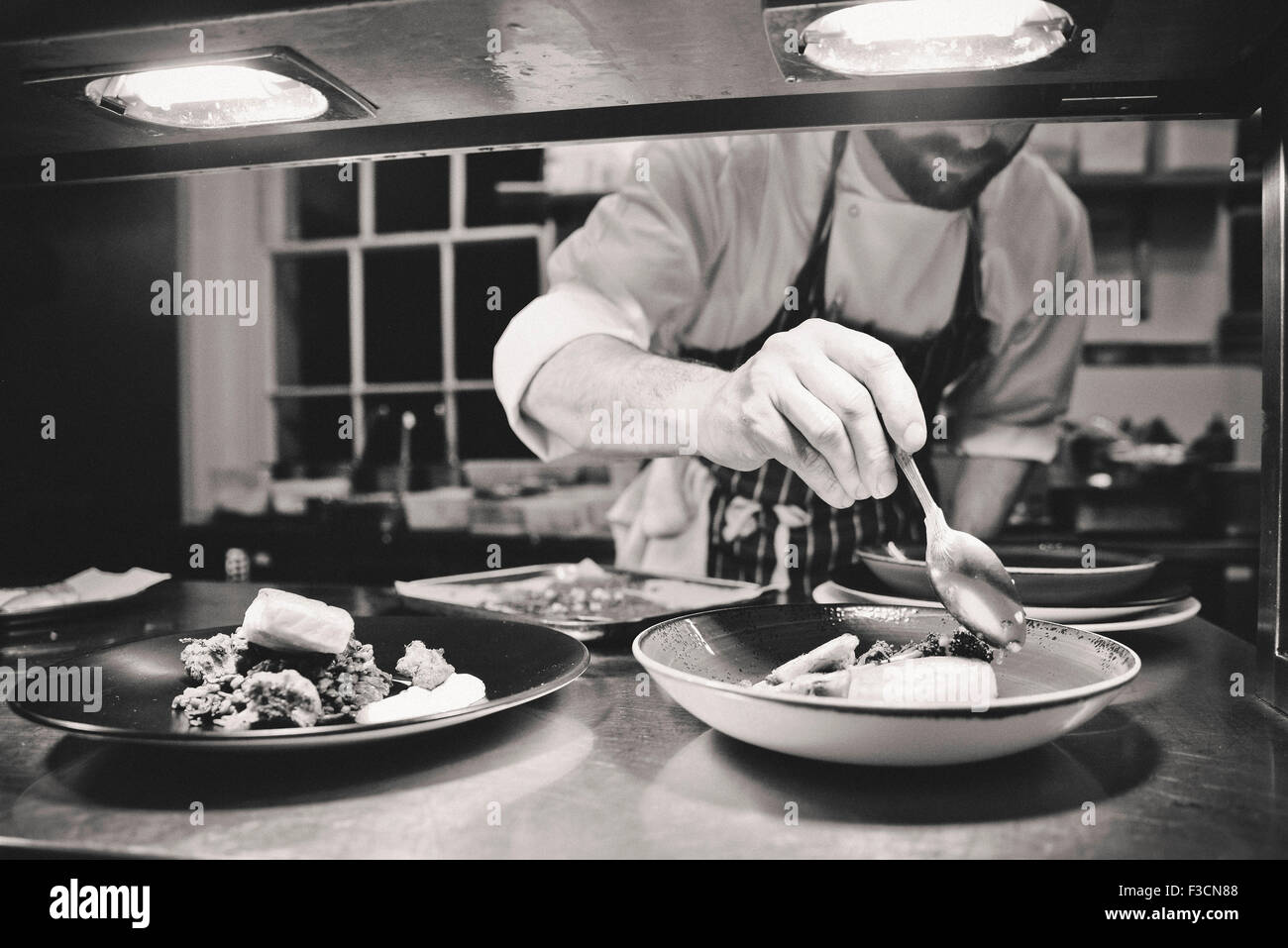 Restaurant Koch bereitet Gericht Stockfoto