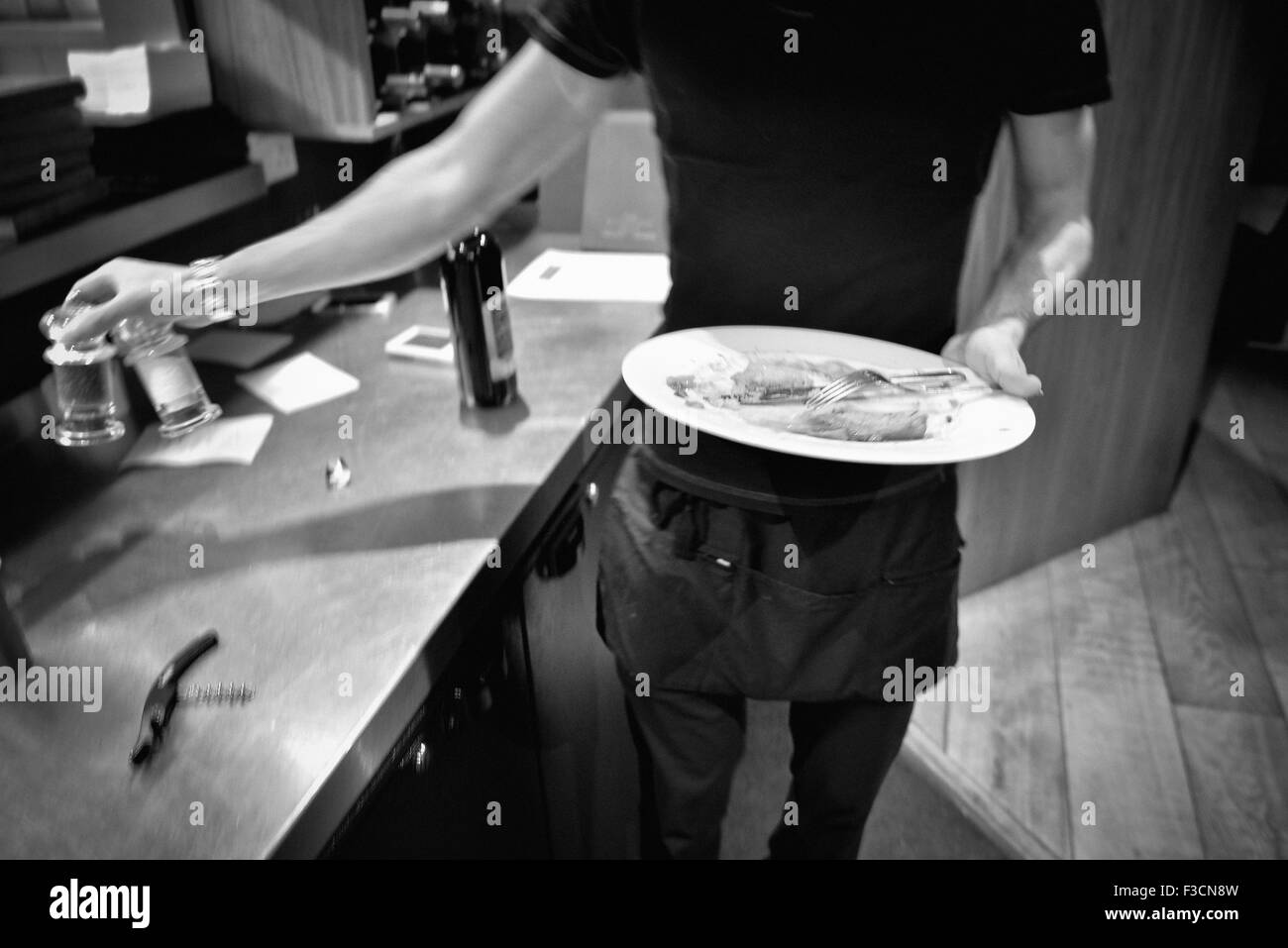 Kellner Abholung Gericht einsatzbereit Stockfoto