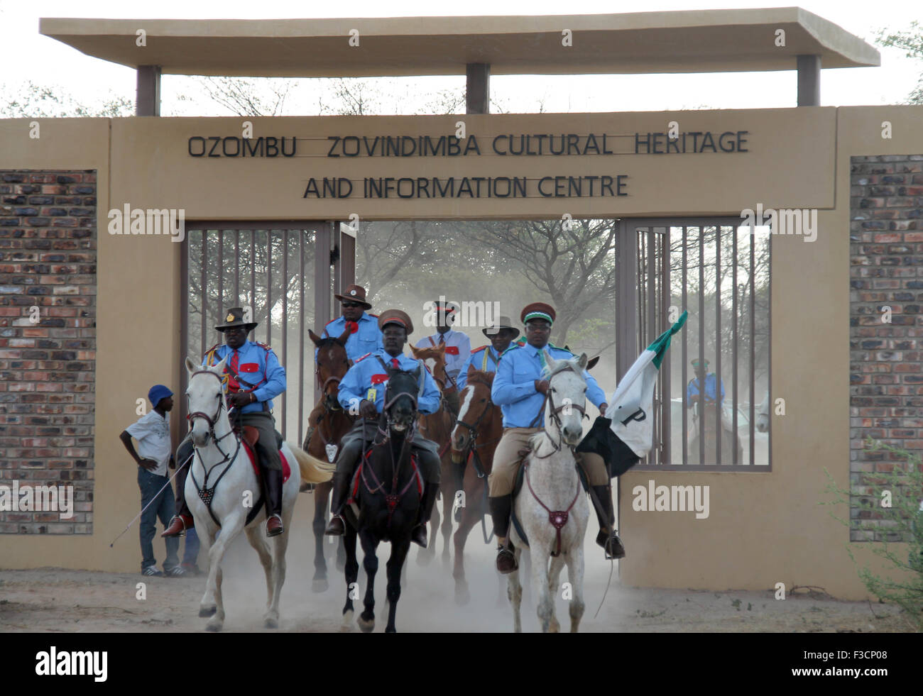Omaheke Region, Namibia. 4. Oktober 2015. Nachkommen von den Herero versammeln sich am Rande der Wüste Omaheke zu Beginn des Völkermords gedenken die unternahm die Regierung der deutschen Südmarokko-Westafrika gegen die Herero und Nama Menschen hundert Jahren in der Omaheke-Region, Namibia, 4. Oktober 2015. Bildnachweis: Dpa picture Alliance/Alamy Live News Stockfoto