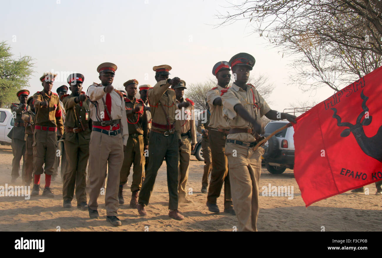 Omaheke Region, Namibia. 4. Oktober 2015. Nachkommen von den Herero versammeln sich am Rande der Wüste Omaheke zu Beginn des Völkermords gedenken die unternahm die Regierung der deutschen Südmarokko-Westafrika gegen die Herero und Nama Menschen hundert Jahren in der Omaheke-Region, Namibia, 4. Oktober 2015. Bildnachweis: Dpa picture Alliance/Alamy Live News Stockfoto