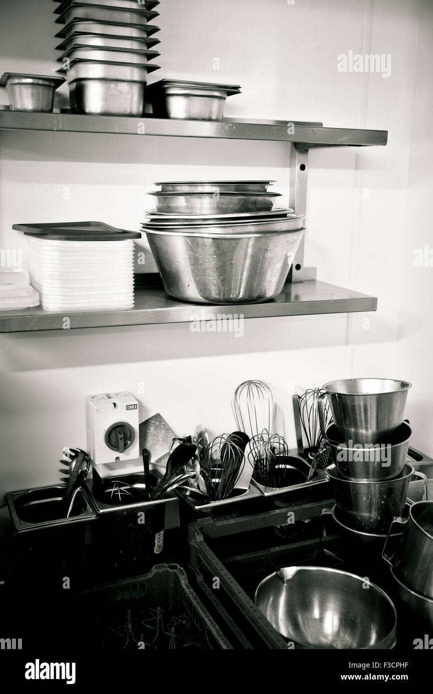 Ecke der Großküche mit Containern und Utensilien Stockfoto