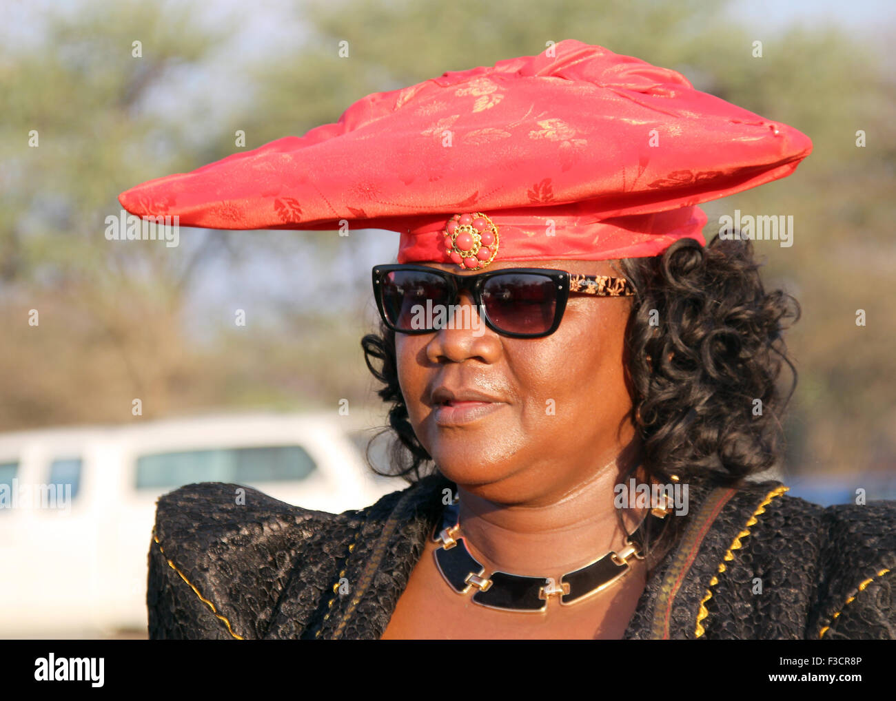 Adolfine Vihanga, 48, Nachkommen der Herero steht am Rande der Wüste Omaheke zum Gedenken an den Beginn des Völkermords, die Regierung der deutschen Südmarokko-West Afrika unternahm gegen die Herero und Nama Menschen vor hundert Jahren in der Omaheke-Region, Namibia, 4. Oktober 2015. Foto: Jürgen Bätz/dpa Stockfoto
