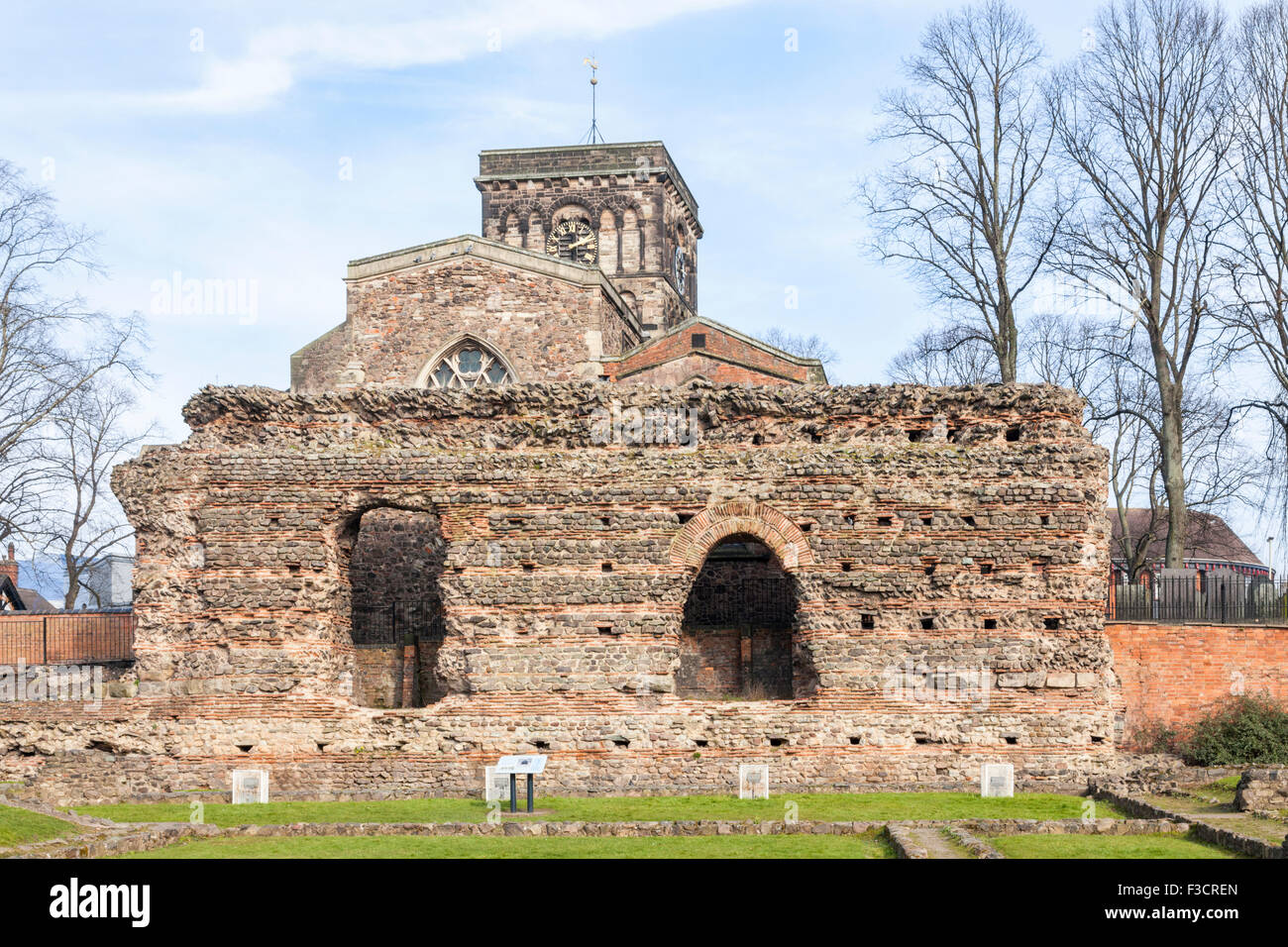 Jewry Wall, die Reste der römischen Bäder in Leicester, England, UK, mit St. Nicholas Kirche hinter sich. Stockfoto