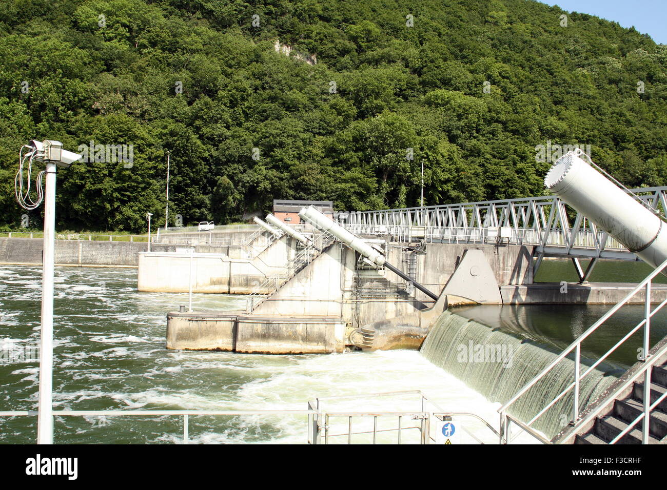 Zylinder mit Wasser-Reservoir an der Maas in Blaimont Hydrolyse. Belgischen Ardennen Stockfoto