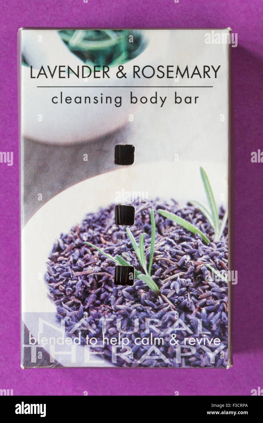 Reinigende Körperseife & Rosmarin Lavendel Seife natürliche Therapie gemischt, um helfen zu beruhigen & beleben isoliert auf lila Hintergrund Stockfoto