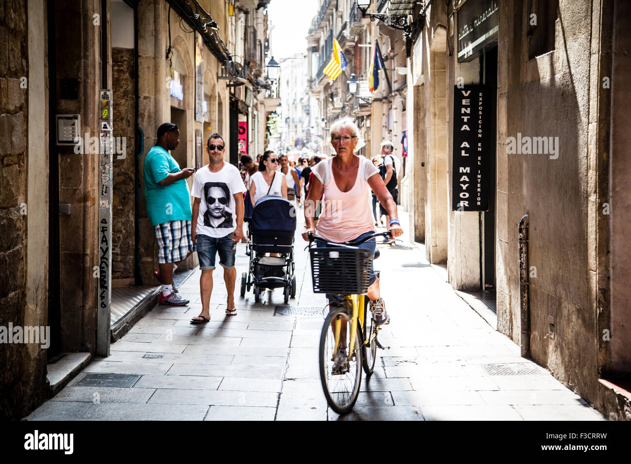 Frau auf einem Fahrrad, Barcelona Barrio Gotico Stockfoto