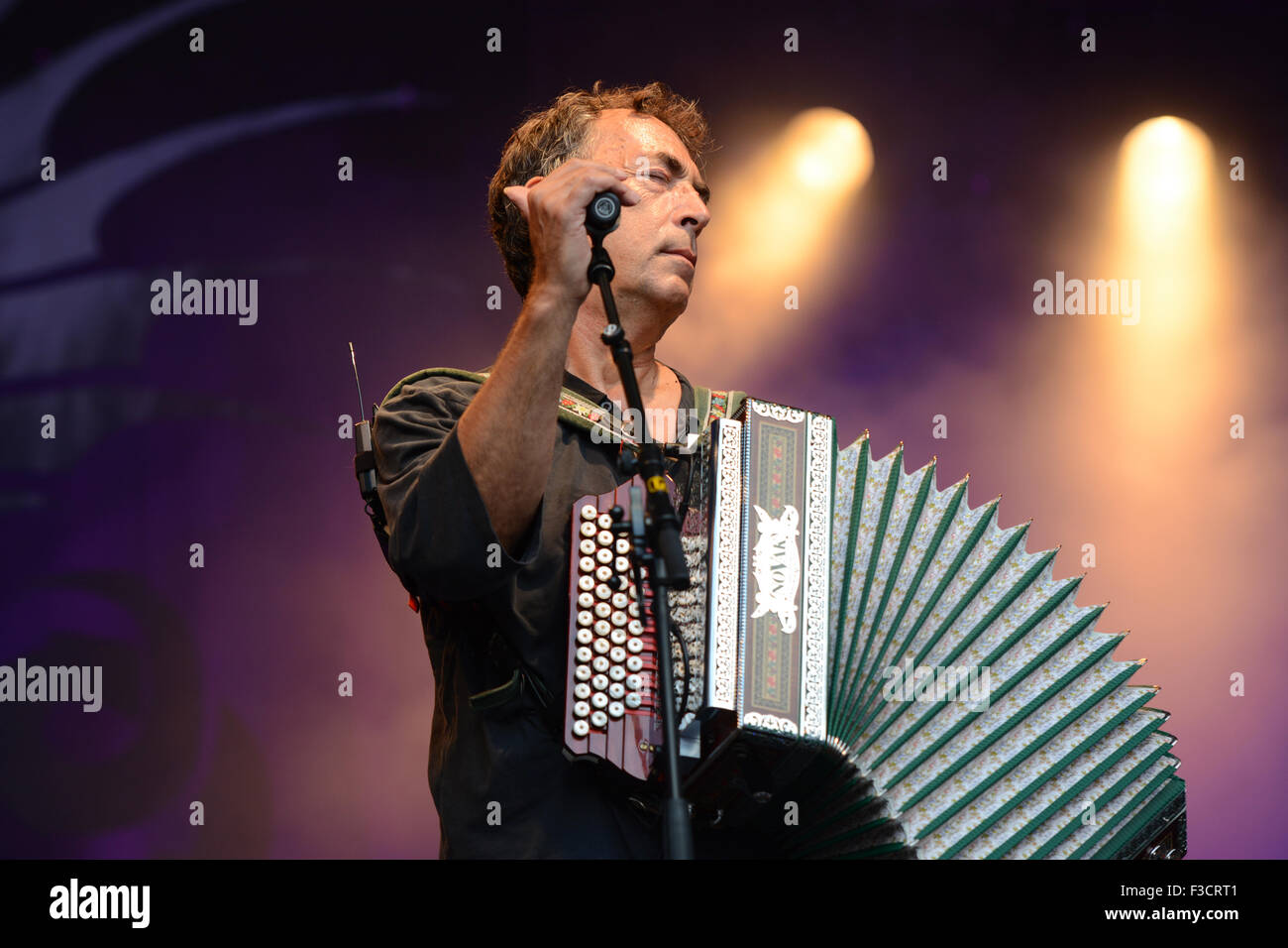 Sänger Hubert von Goisern führt eine Ballade auf seinem Konzert in Salzburg, Österreich, am 28. Juni 2015 Stockfoto