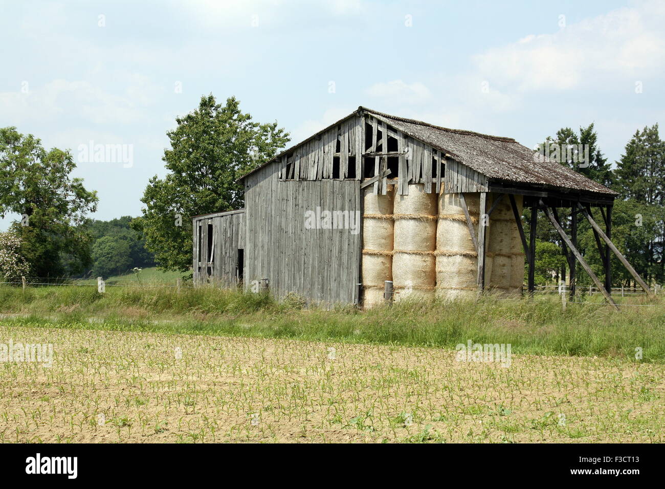 Alte hölzerne Scheune Ballen Heu auf dem Weg in den belgischen Ardennen Stockfoto