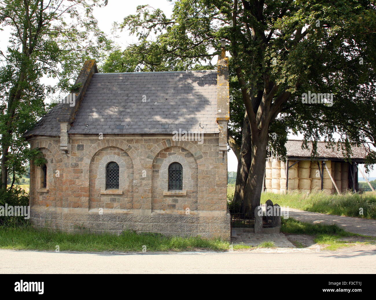 Kapelle auf dem Weg in den belgischen Ardennen Stockfoto